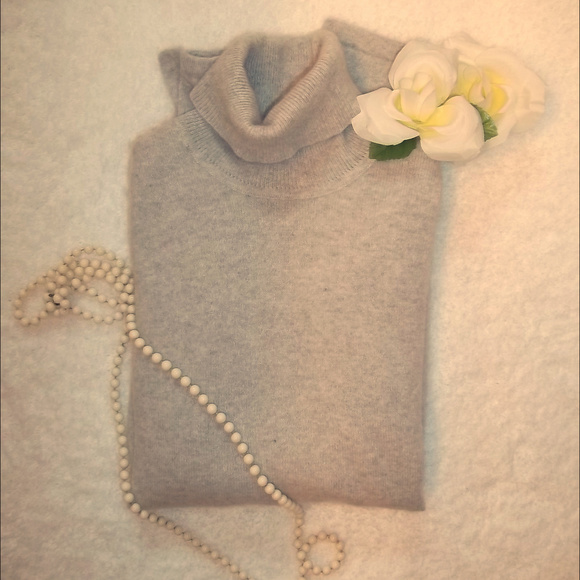 Lord & Taylor Sweaters - Lord and Taylor 100% Cashmere Turtle Neck Size XS